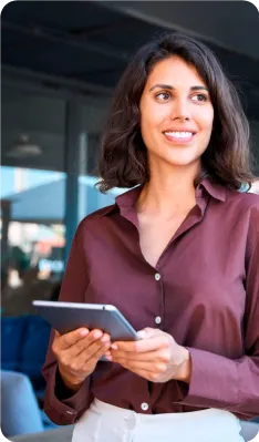 Mujer con una tablet con el inicio de sesion de watchlyst en la pantalla