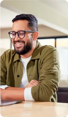 Hombre viendo su computadora con el inicio de sesion de watchlyst en la pantalla