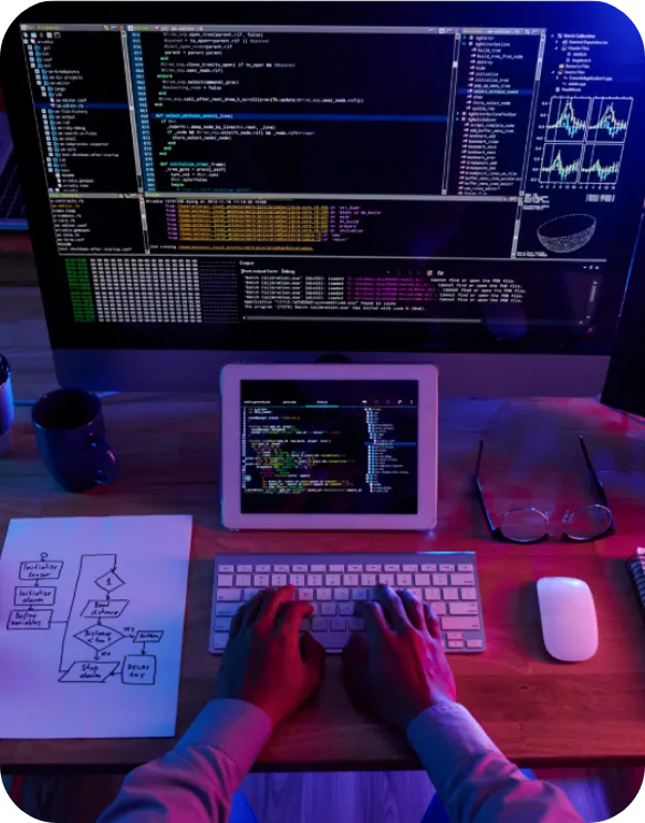 Hombre programando en su computadora