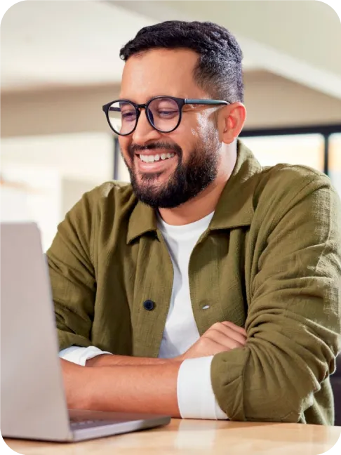 Hombre viendo la computadora con el inicio de sesion de watchlyst en la pantalla