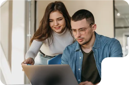 Dos personas revisando requerimientos